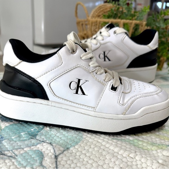 Calvin Klein Jeans Women’s Y2K Style Sneakers Low Top Sneaker White Black Size 6 - Picture 1 of 14